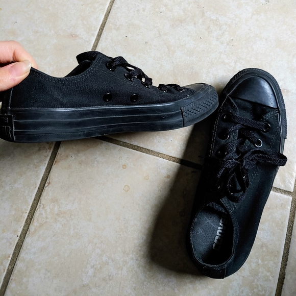 All black Converse sneakers - Picture 2 of 2